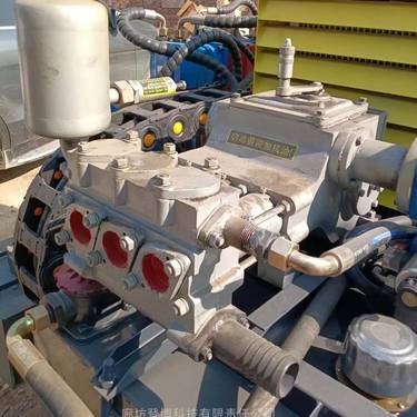 非开挖工程穿孔设备 水平定向钻机 履带式顶管机 导向钻机 登博科技